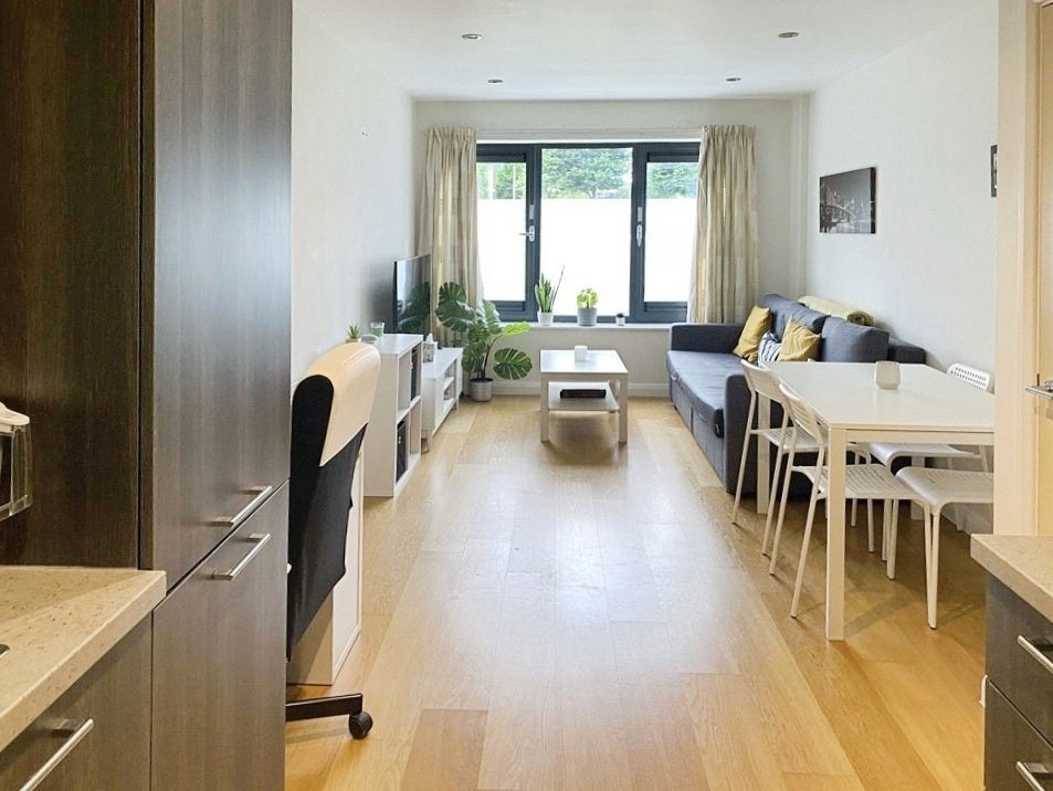 Flat Larden Road in Greater London