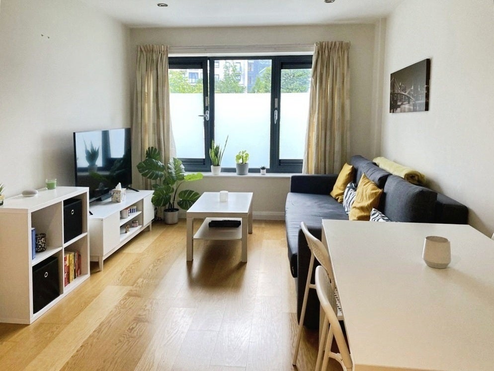 Flat Larden Road in Greater London