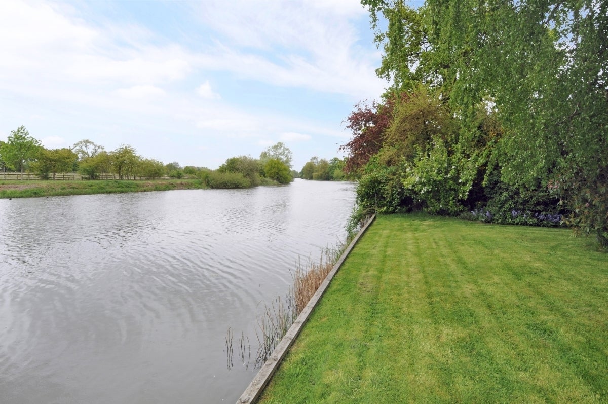 House Riverside Drive in Elmbridge