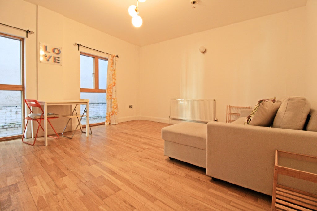 Flat Waterson Street in Greater London
