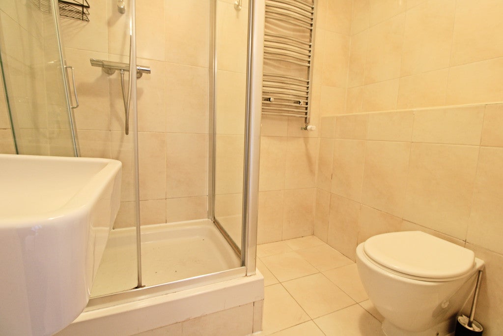 Flat Waterson Street in Greater London