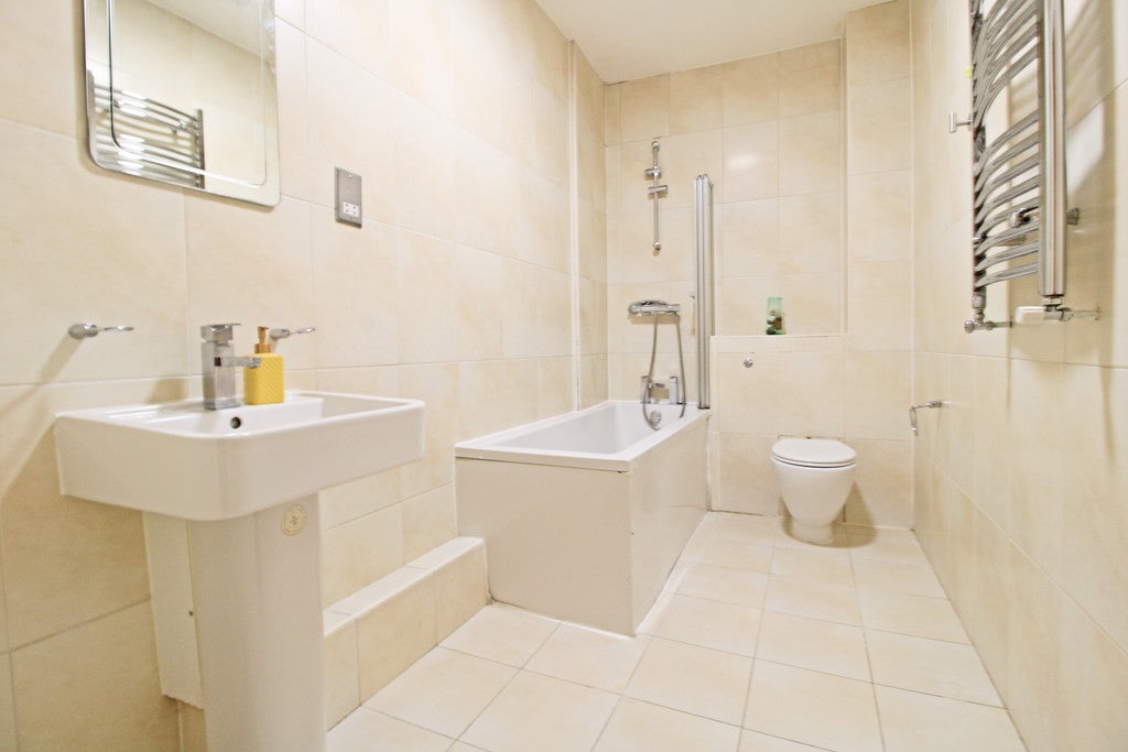 Flat Waterson Street in Greater London