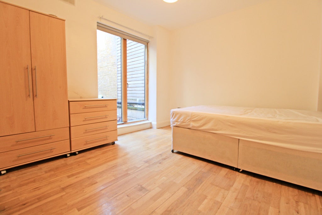 Flat Waterson Street in Greater London