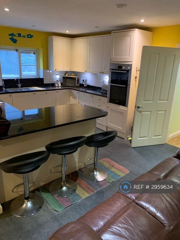 Room Pavilion Way in Greater London