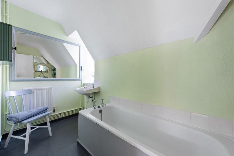 Room Ossulston Street in Greater London