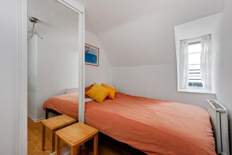 Room Ossulston Street in Greater London