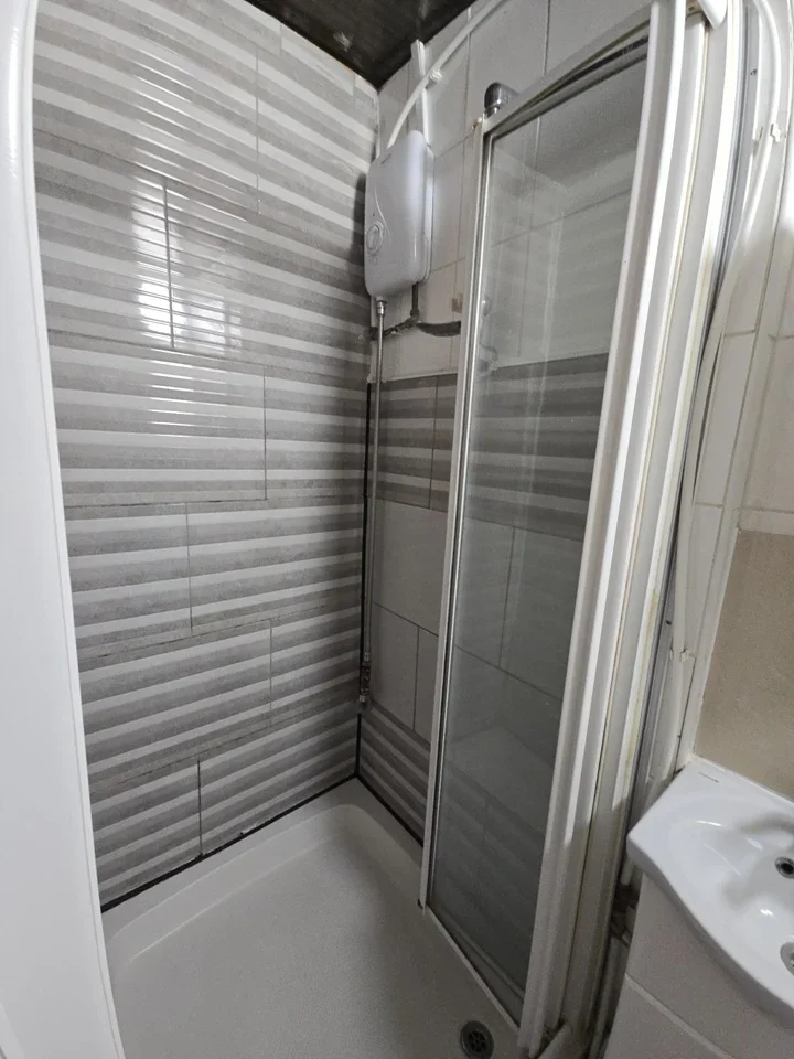Room Clova Road in Greater London