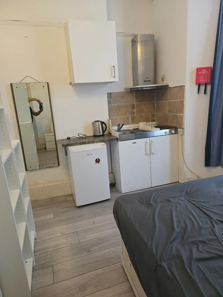 Room Clova Road in Greater London