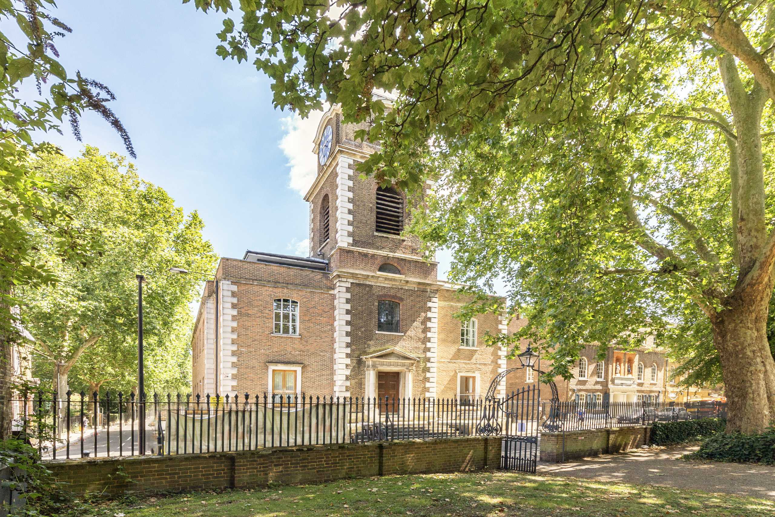 Flat Scandrett Street in Greater London