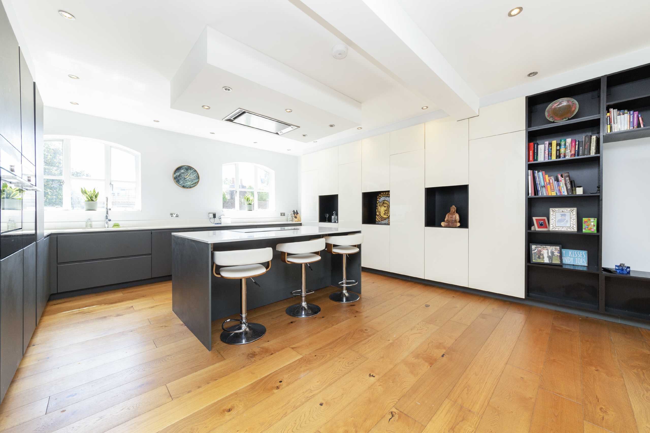 Flat Scandrett Street in Greater London