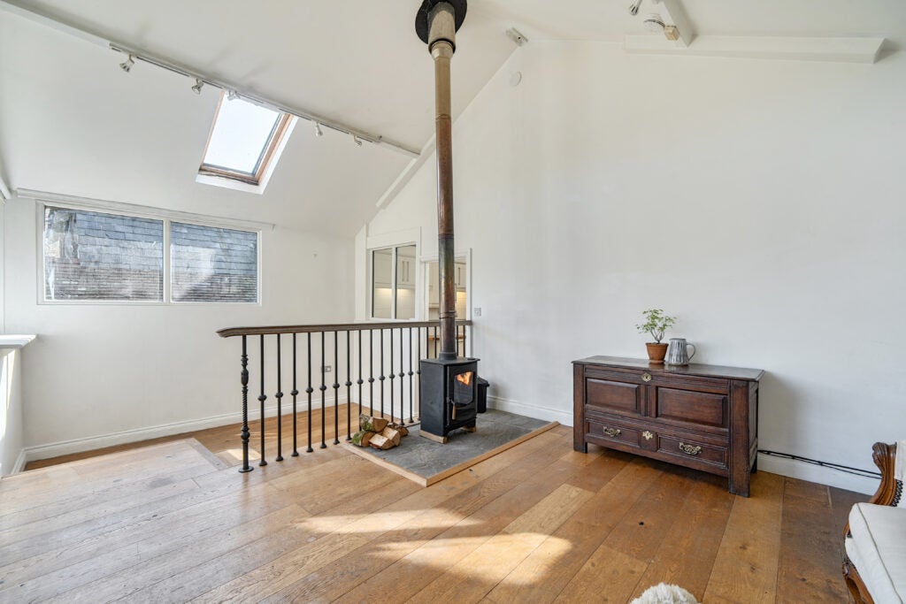 Flat Farnham Lane in Waverley