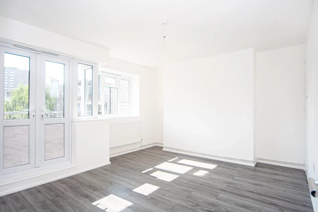 Flat Bruce Road in Greater London