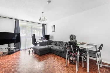 Flat Stratheden Road in Greater London