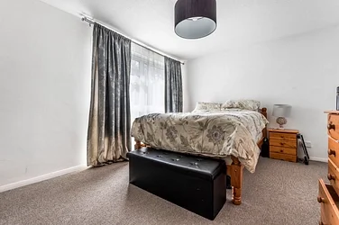 Flat Stratheden Road in Greater London