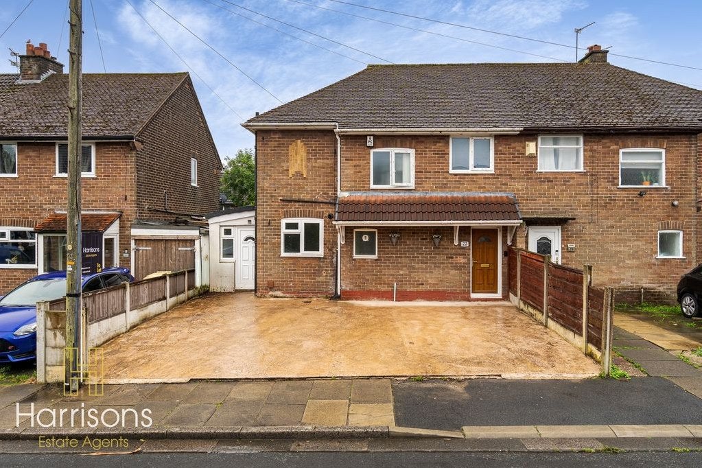 House Elton Avenue in Farnworth