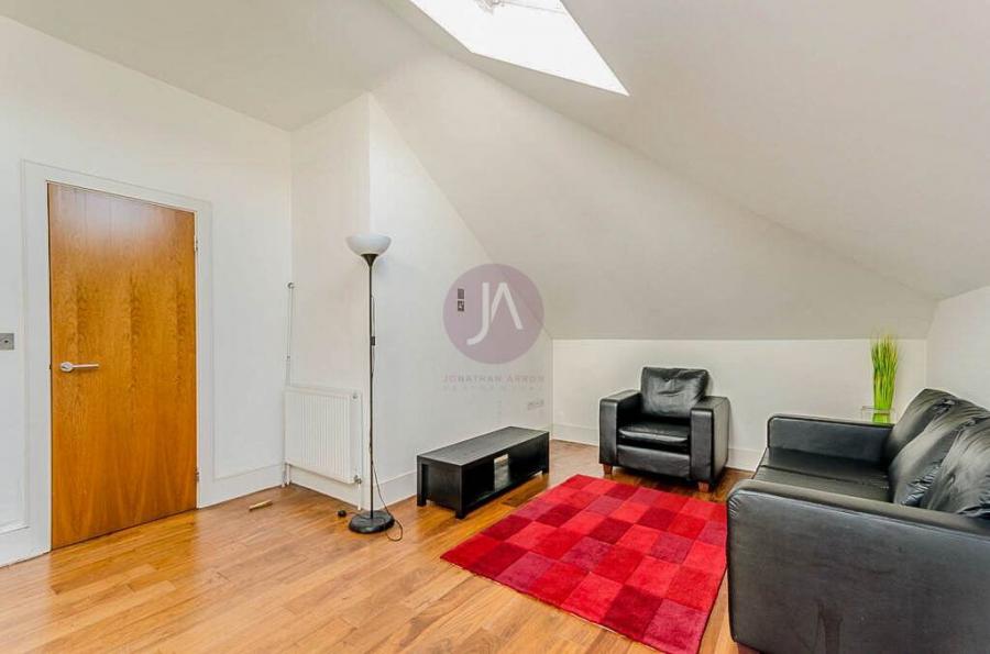 Flat Finsbury Park Road in Greater London