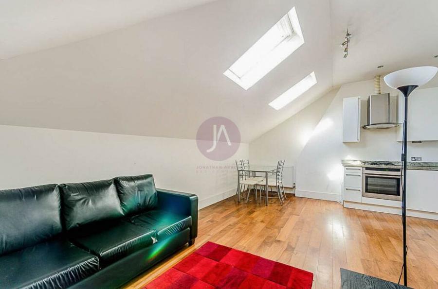 Flat Finsbury Park Road in Greater London
