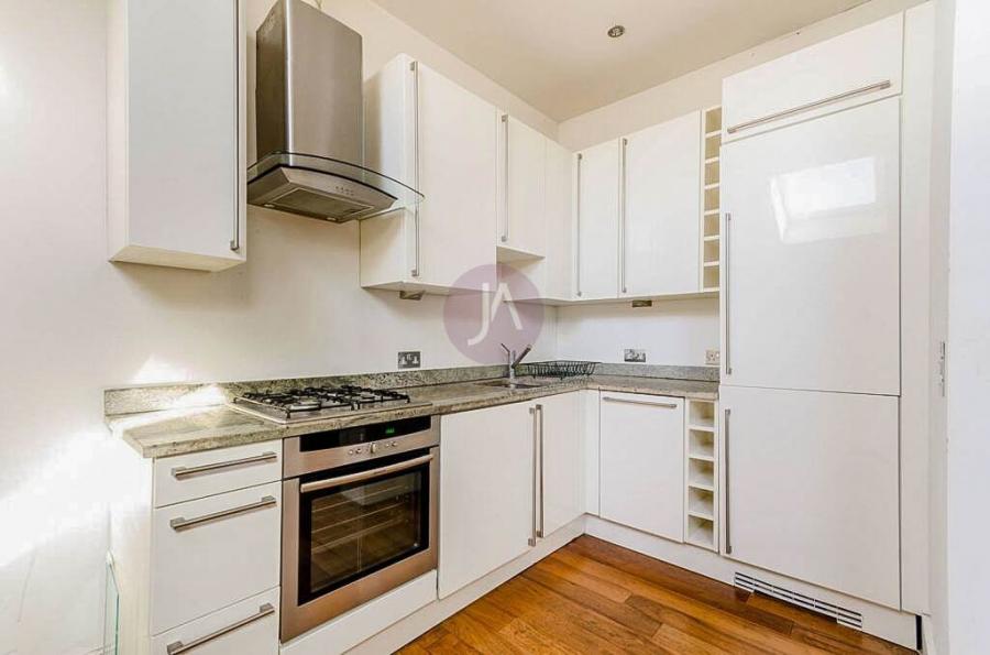 Flat Finsbury Park Road in Greater London