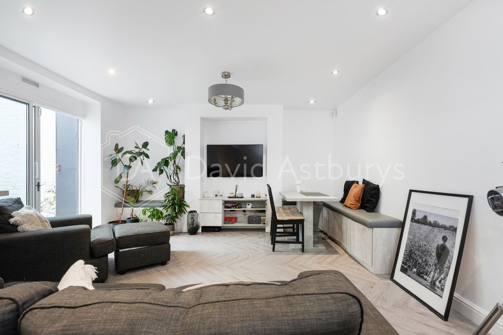 Flat Thornhill Road in Greater London