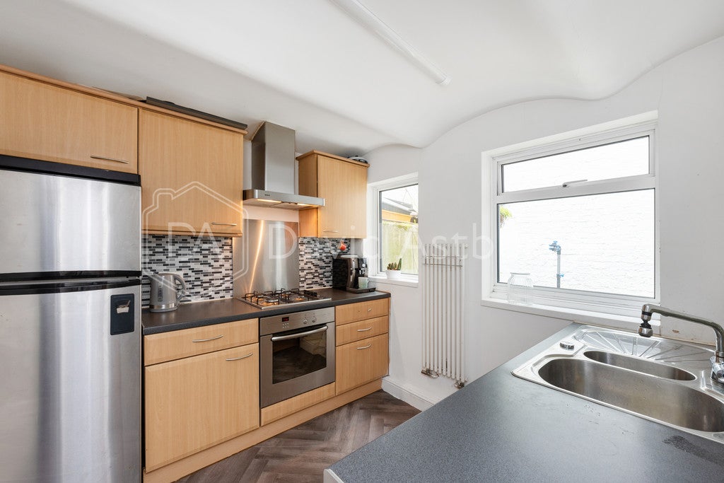 Flat Thornhill Road in Greater London