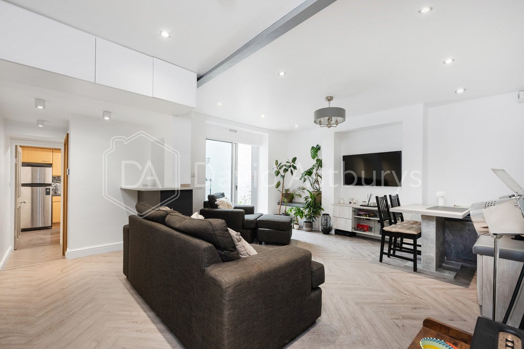 Flat Thornhill Road in Greater London