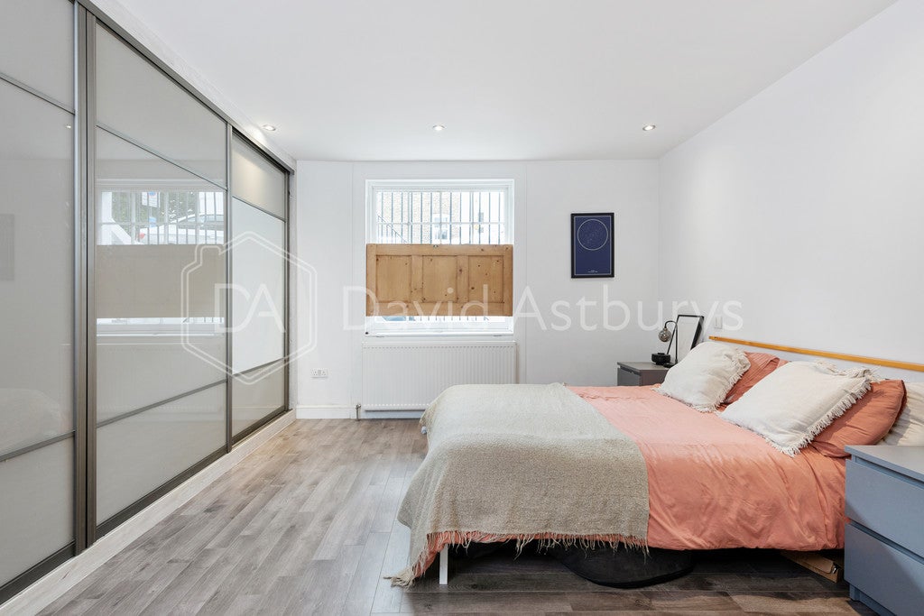 Flat Thornhill Road in Greater London