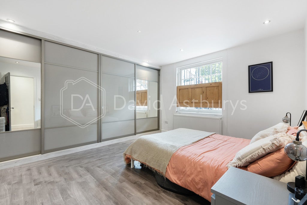 Flat Thornhill Road in Greater London