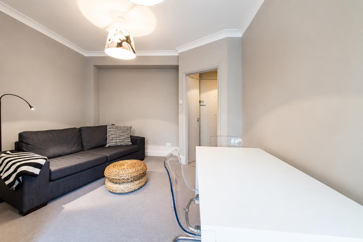 Flat Sloane Avenue in Greater London
