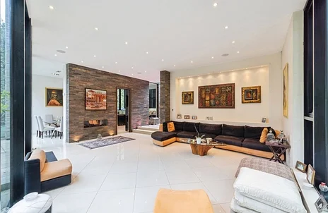 House Warren Lane in Greater London