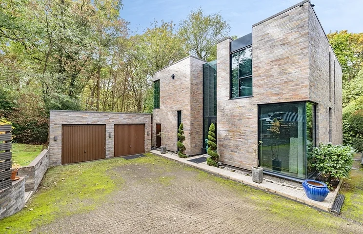 House Warren Lane in Greater London