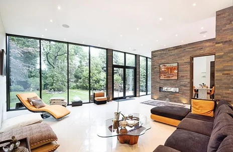 House Warren Lane in Greater London