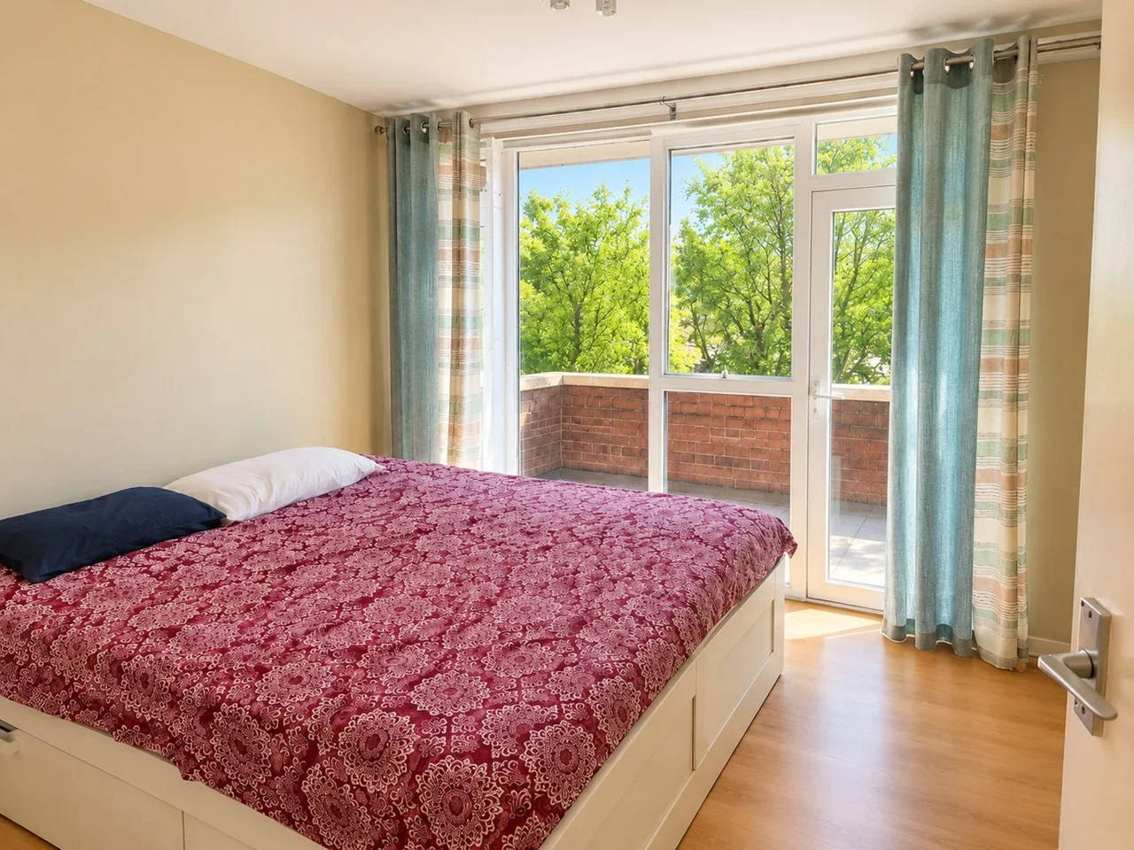 Room Mayfield Close in London