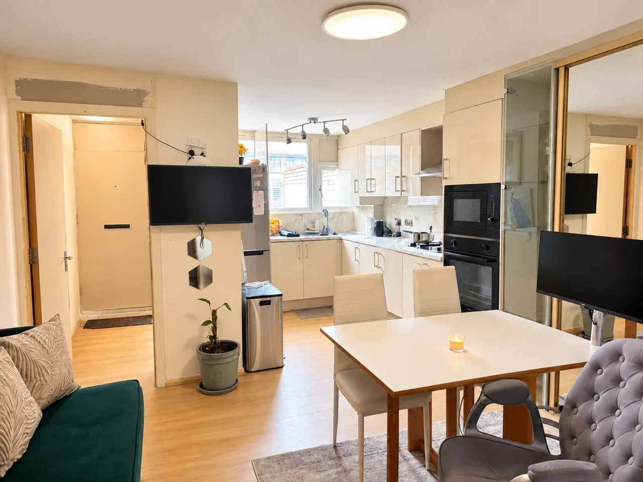 Room Mayfield Close in London