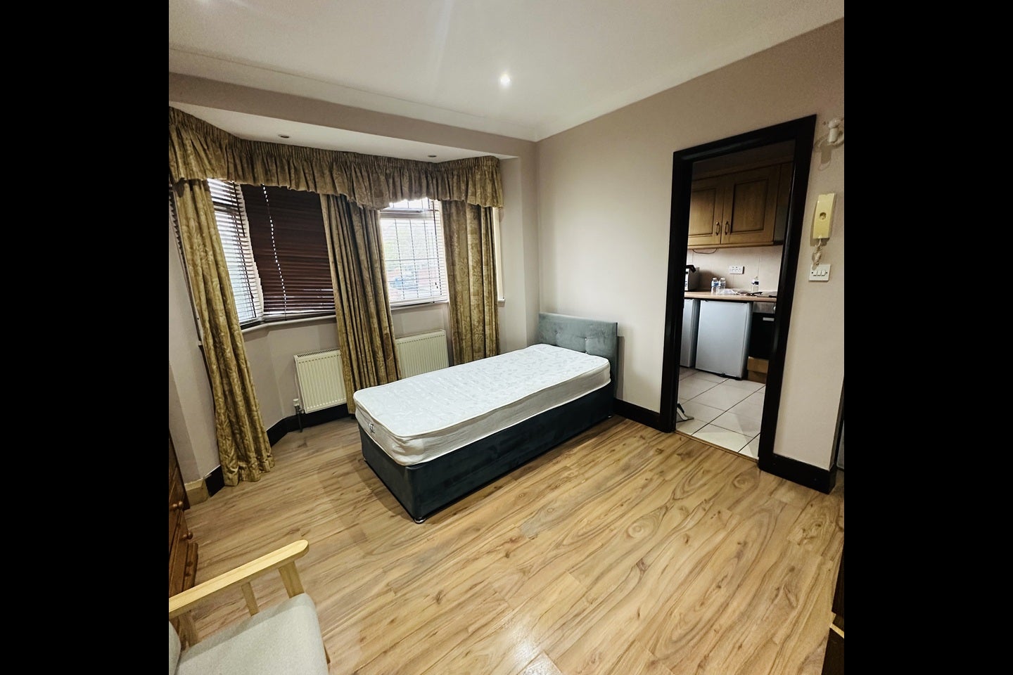 Flat Gunnersbury Lane in Greater London