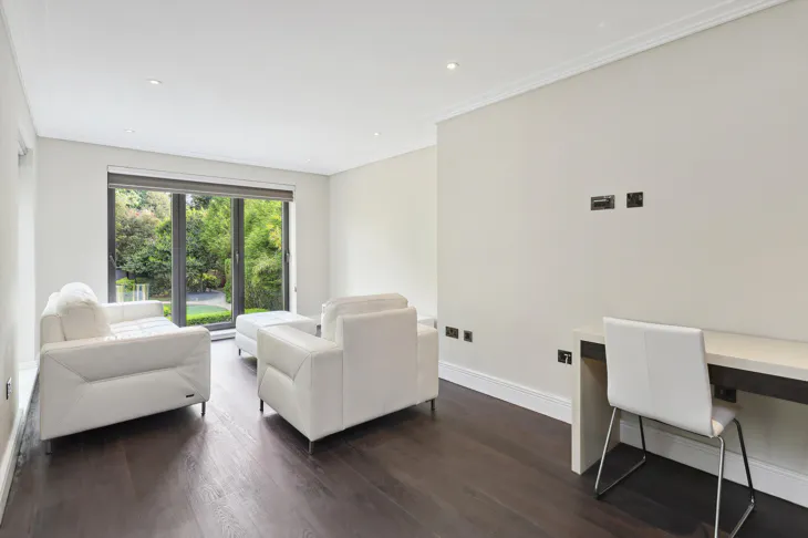Flat Esher Heights in Elmbridge