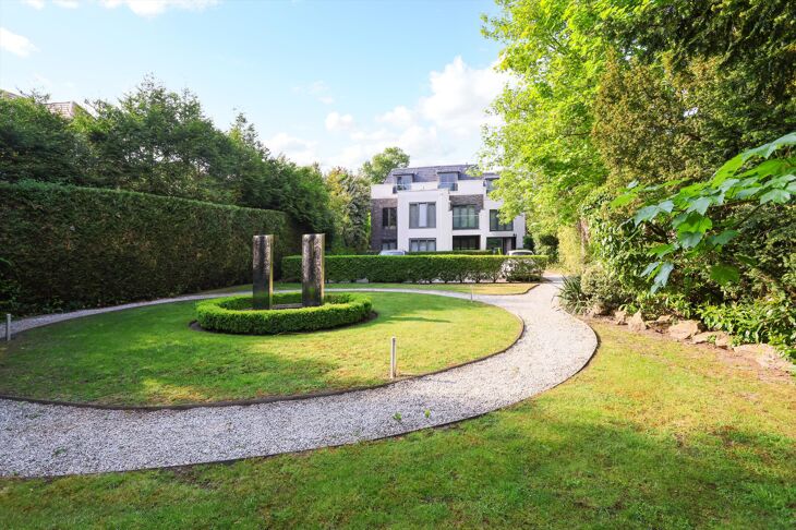Flat Esher Heights in Elmbridge