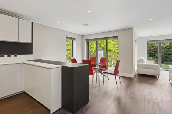 Flat Esher Heights in Elmbridge