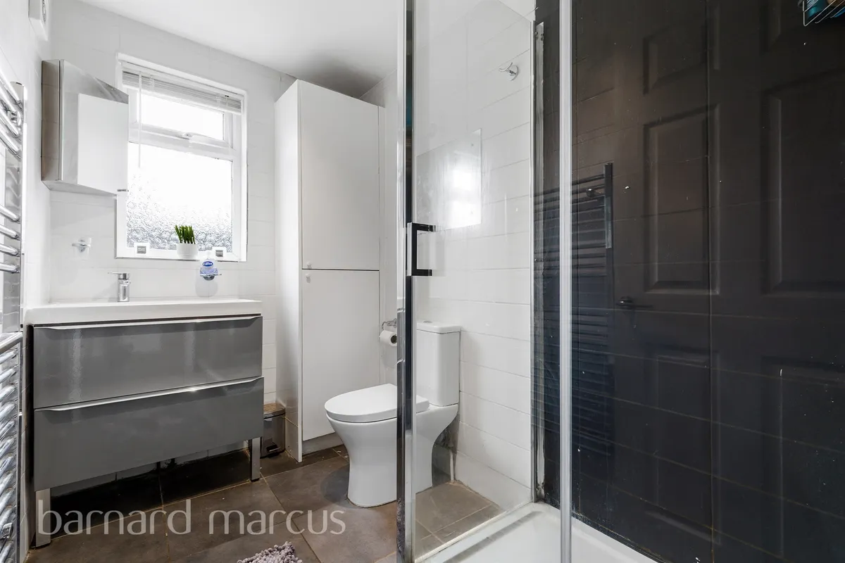 Flat Rosehill Avenue in Greater London