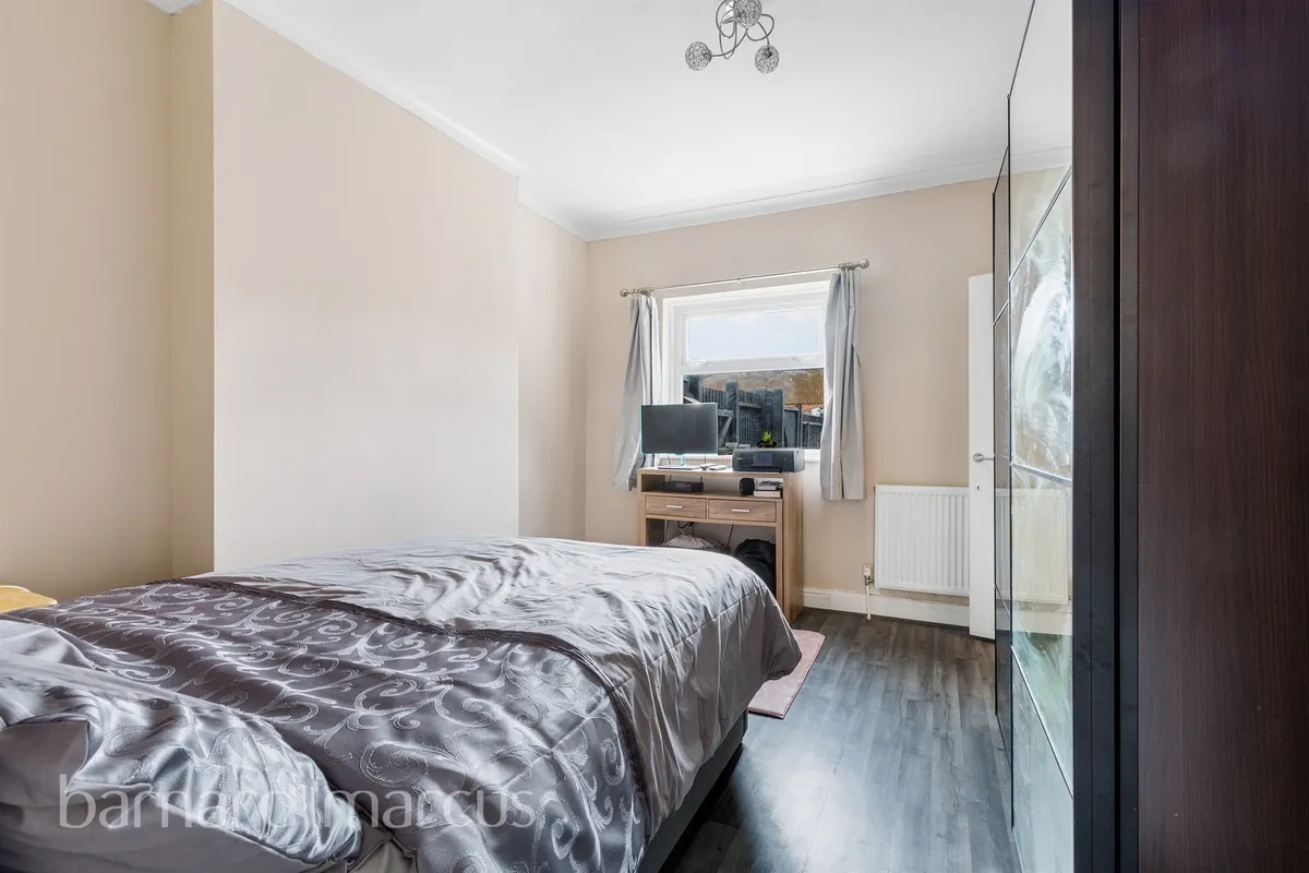 Flat Rosehill Avenue in Greater London
