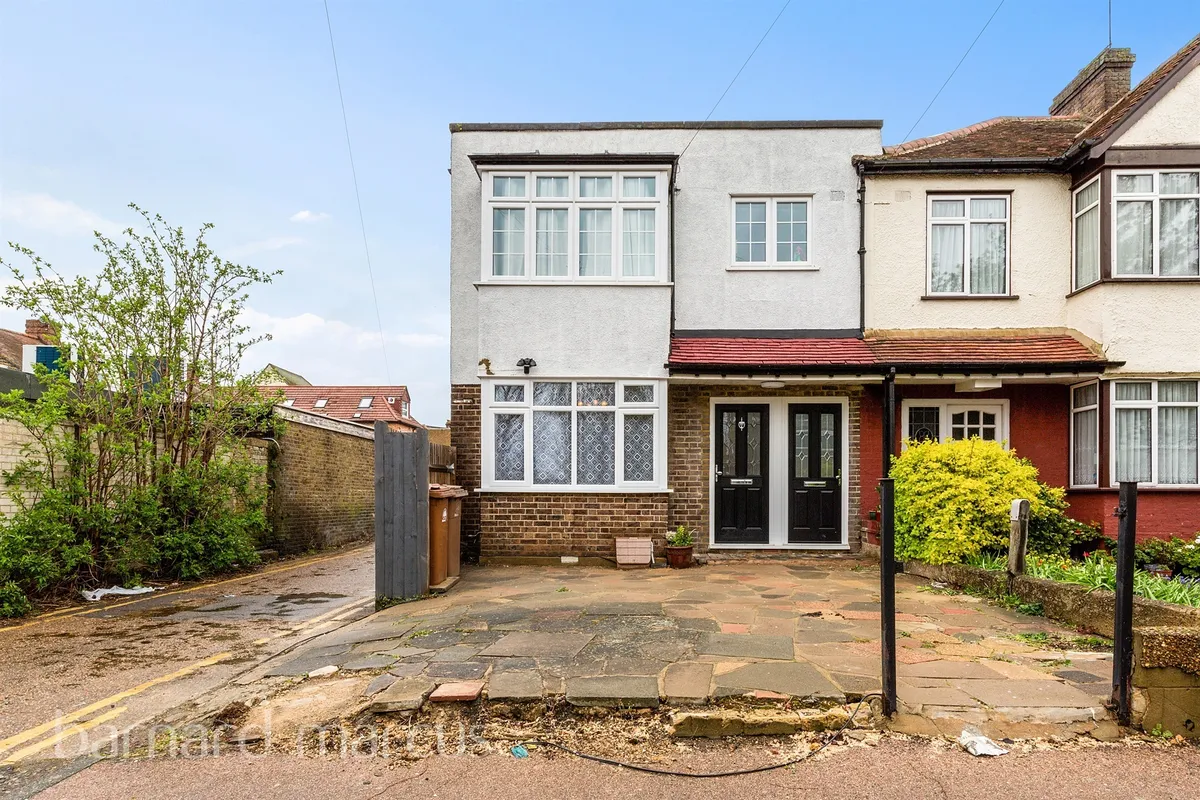 Flat Rosehill Avenue in Greater London