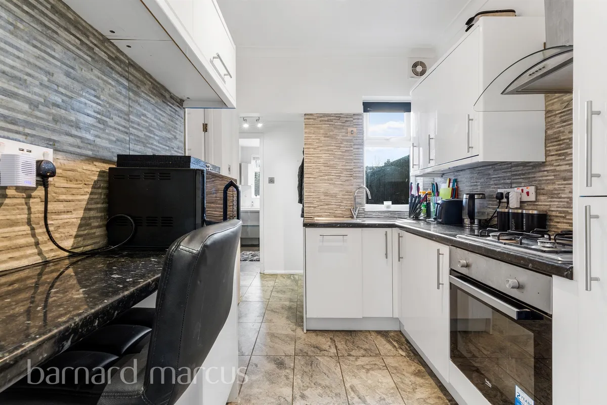Flat Rosehill Avenue in Greater London