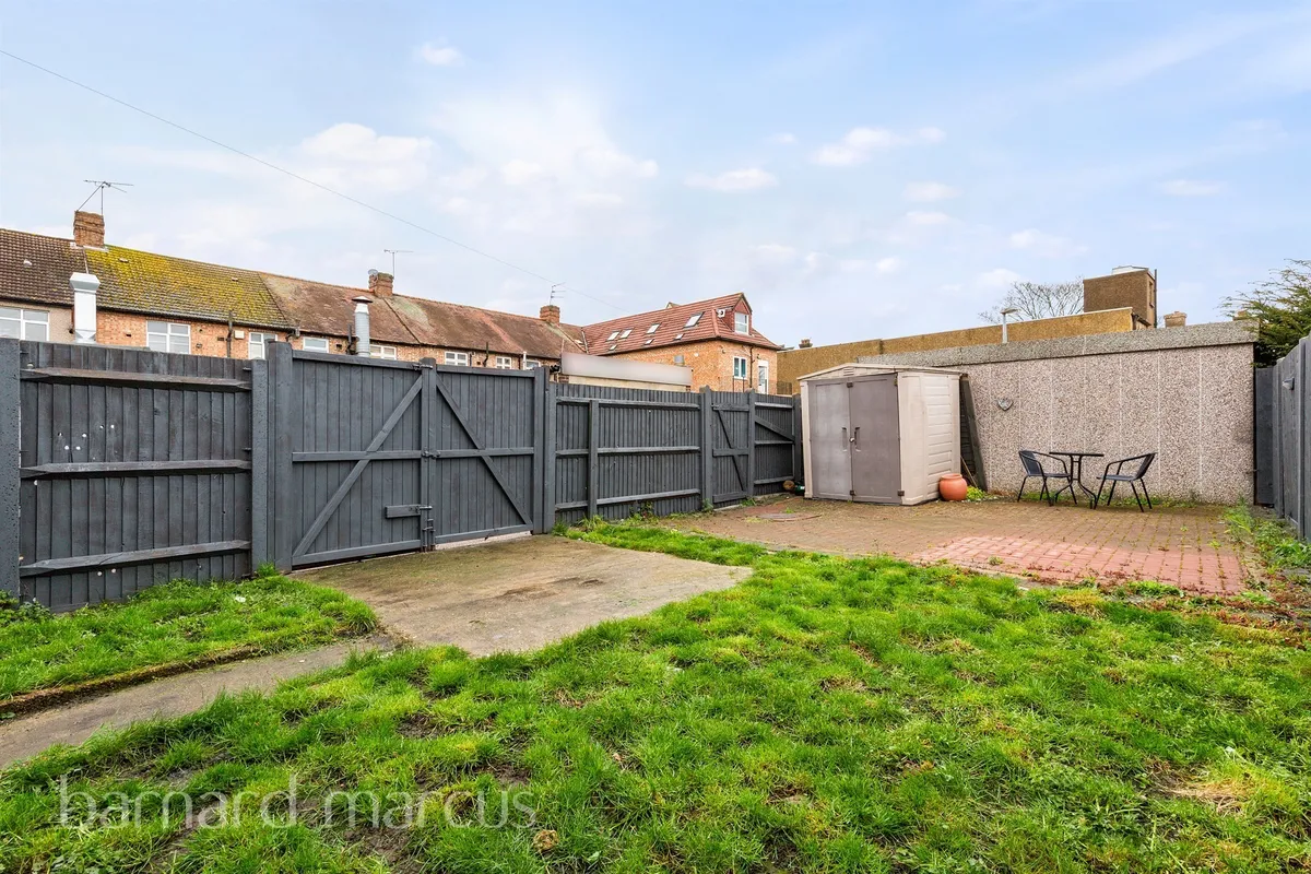 Flat Rosehill Avenue in Greater London