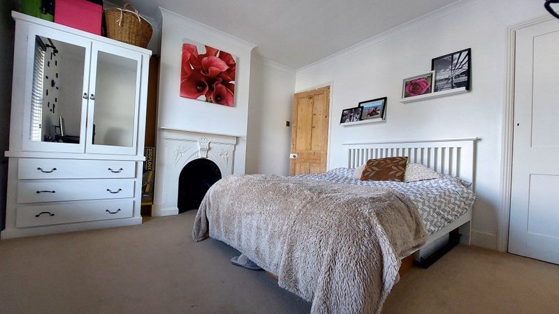 Room Thayers Farm Road in Greater London
