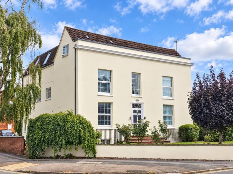 Flat Kingsholm Road in Gloucester