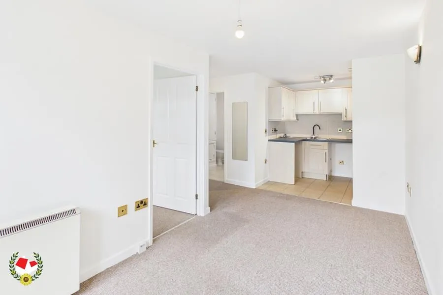 Flat Kingsholm Road in Gloucester