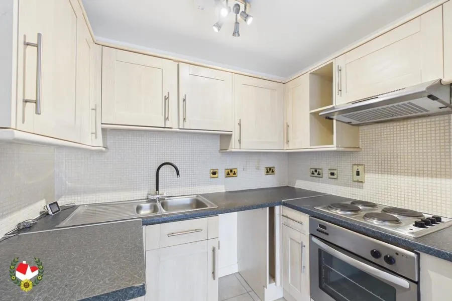 Flat Kingsholm Road in Gloucester
