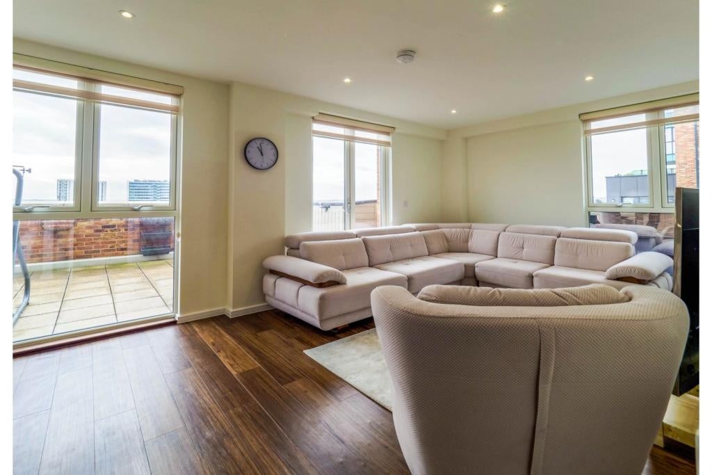 Flat Rosenberg Road in Greater London