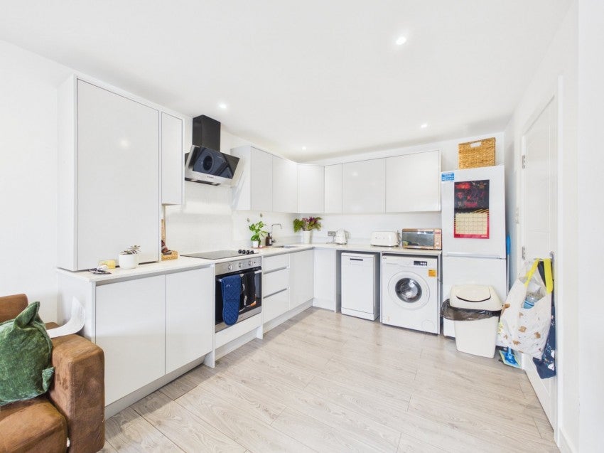 Flat Dorset Road in Borough of Spelthorne
