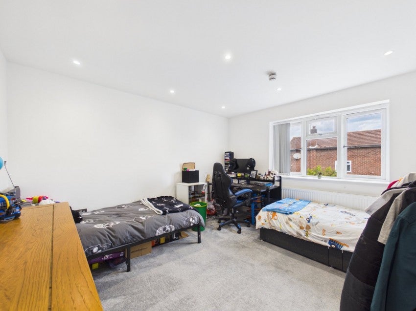 Flat Dorset Road in Borough of Spelthorne