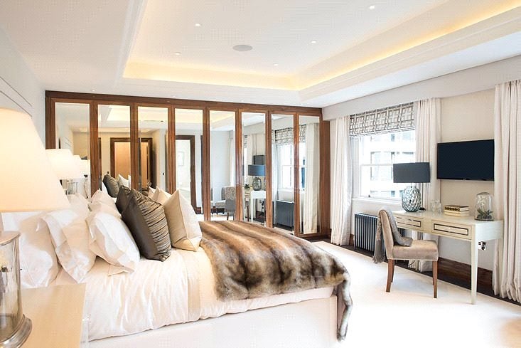 Flat Grosvenor Hill in City of Westminster